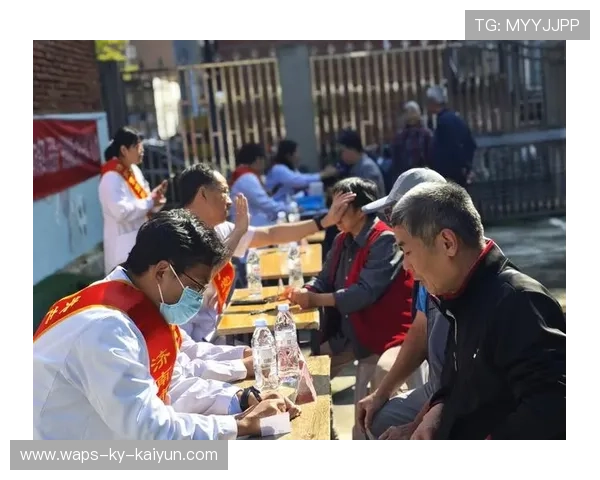 哈兰德被拍到在社区医务所排队接受义诊，低调又真实